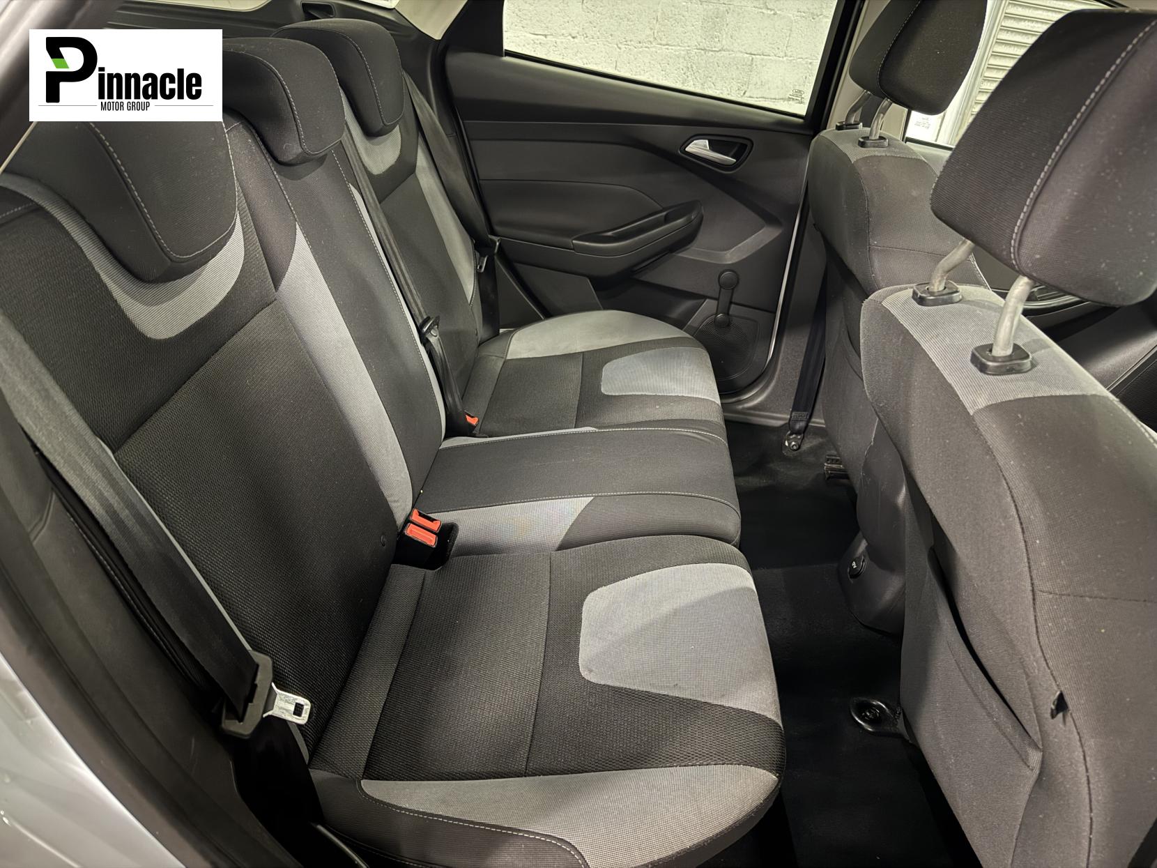 Ford Focus 1.6 Zetec Hatchback 5dr Petrol Manual Euro 5 (125 ps)