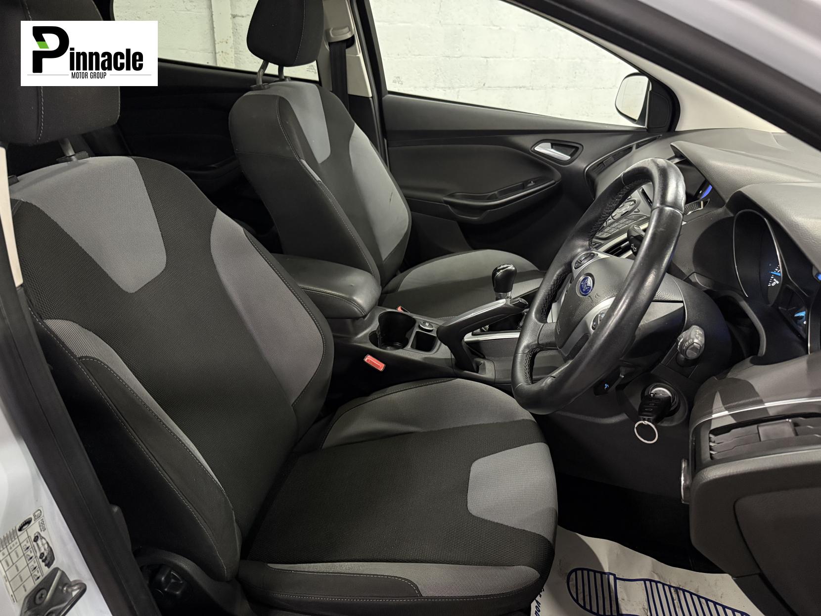 Ford Focus 1.6 Zetec Hatchback 5dr Petrol Manual Euro 5 (125 ps)