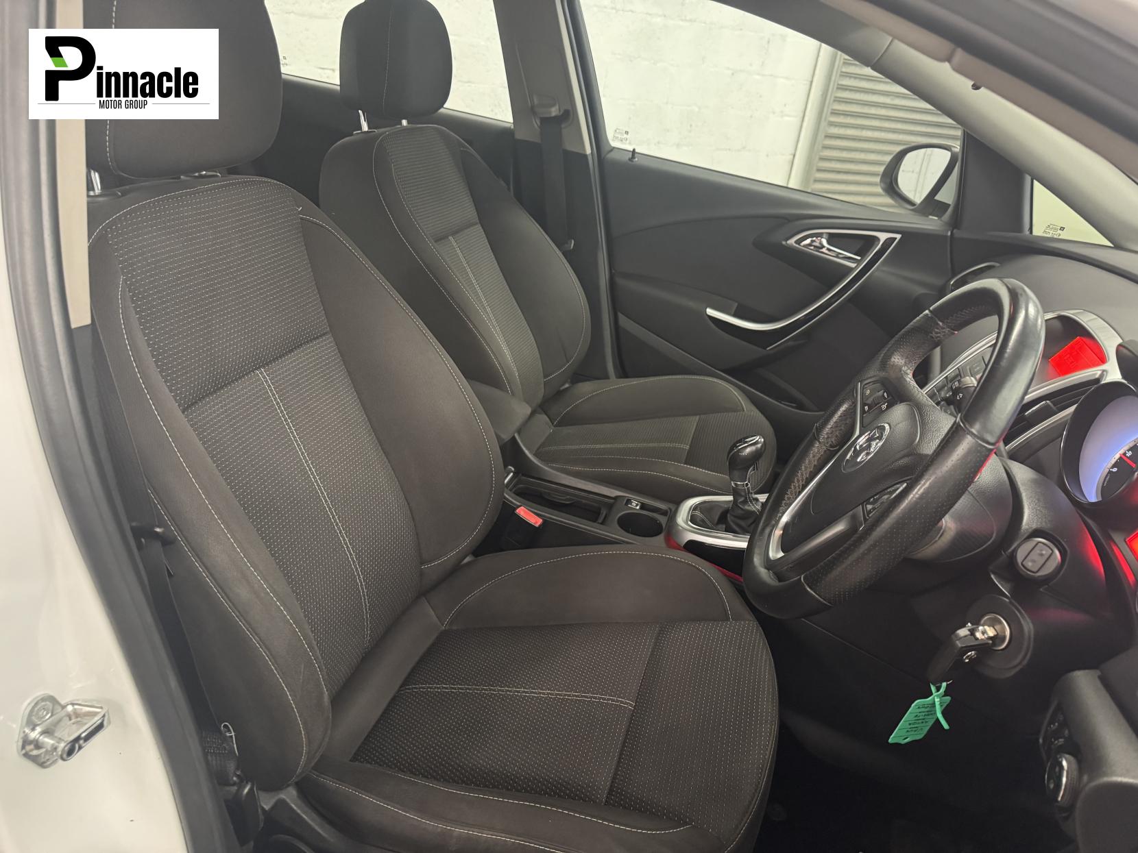 Vauxhall Astra 1.6 16v SRi Hatchback 5dr Petrol Manual Euro 5 (115 ps)
