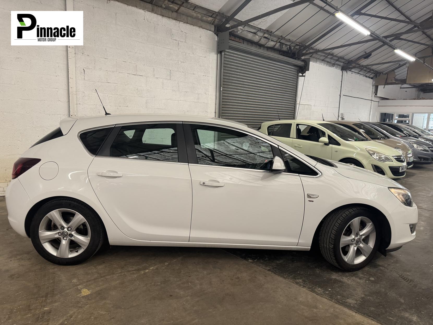 Vauxhall Astra 1.6 16v SRi Hatchback 5dr Petrol Manual Euro 5 (115 ps)