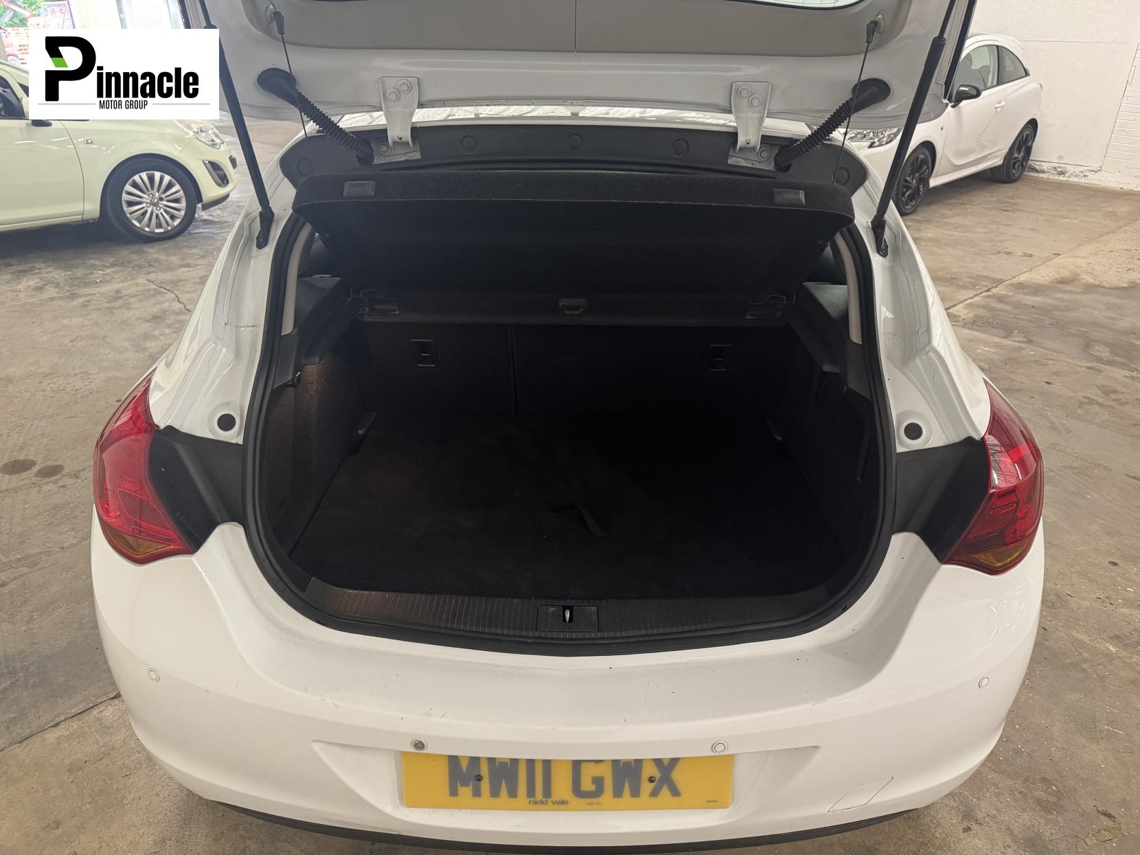 Vauxhall Astra 1.6 16v SRi Hatchback 5dr Petrol Manual Euro 5 (115 ps)