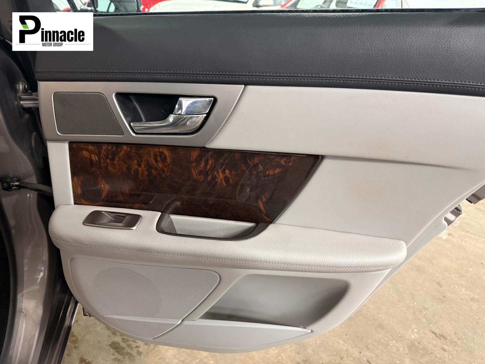 Jaguar XF 3.0d V6 Luxury Saloon 4dr Diesel Auto Euro 5 (240 ps)