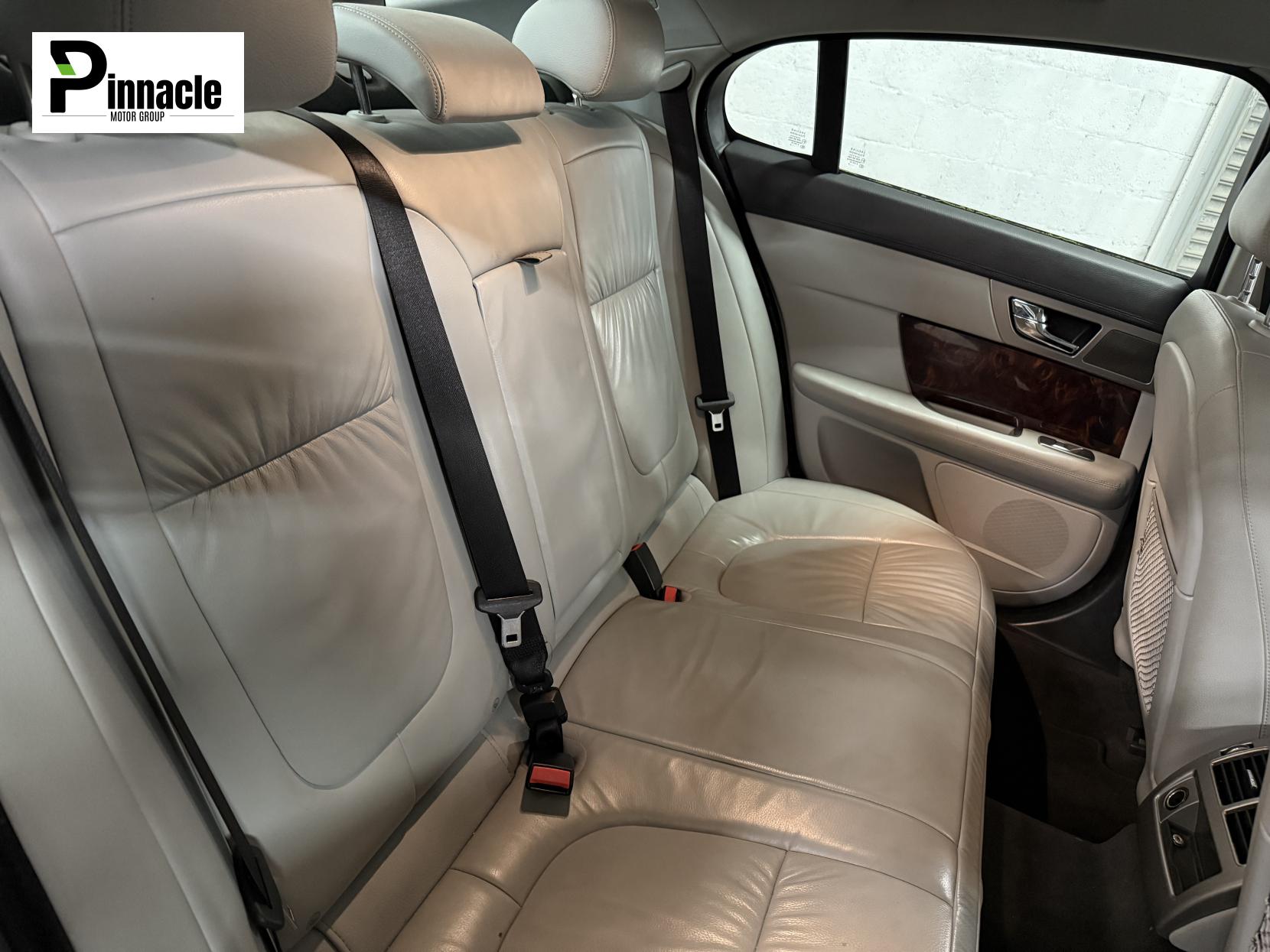 Jaguar XF 3.0d V6 Luxury Saloon 4dr Diesel Auto Euro 5 (240 ps)