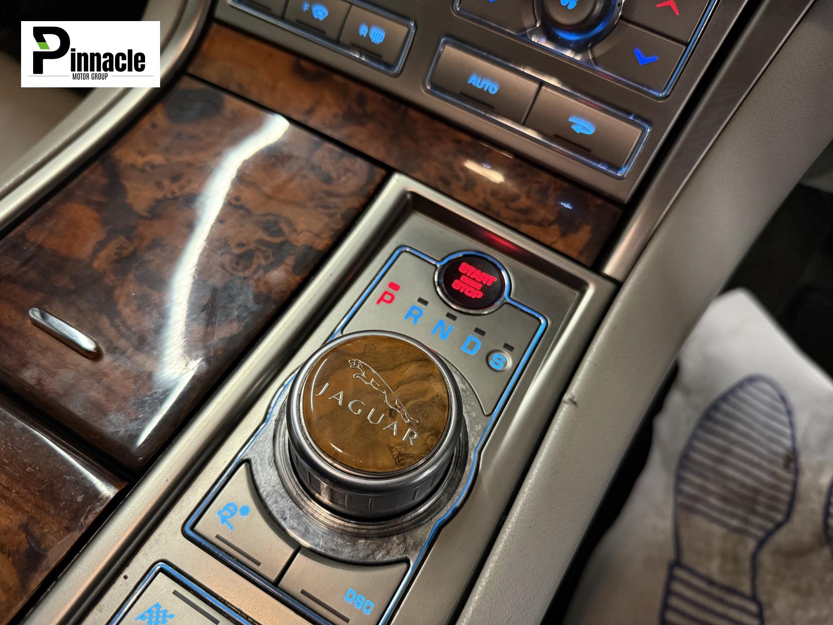 Jaguar XF 3.0d V6 Luxury Saloon 4dr Diesel Auto Euro 5 (240 ps)