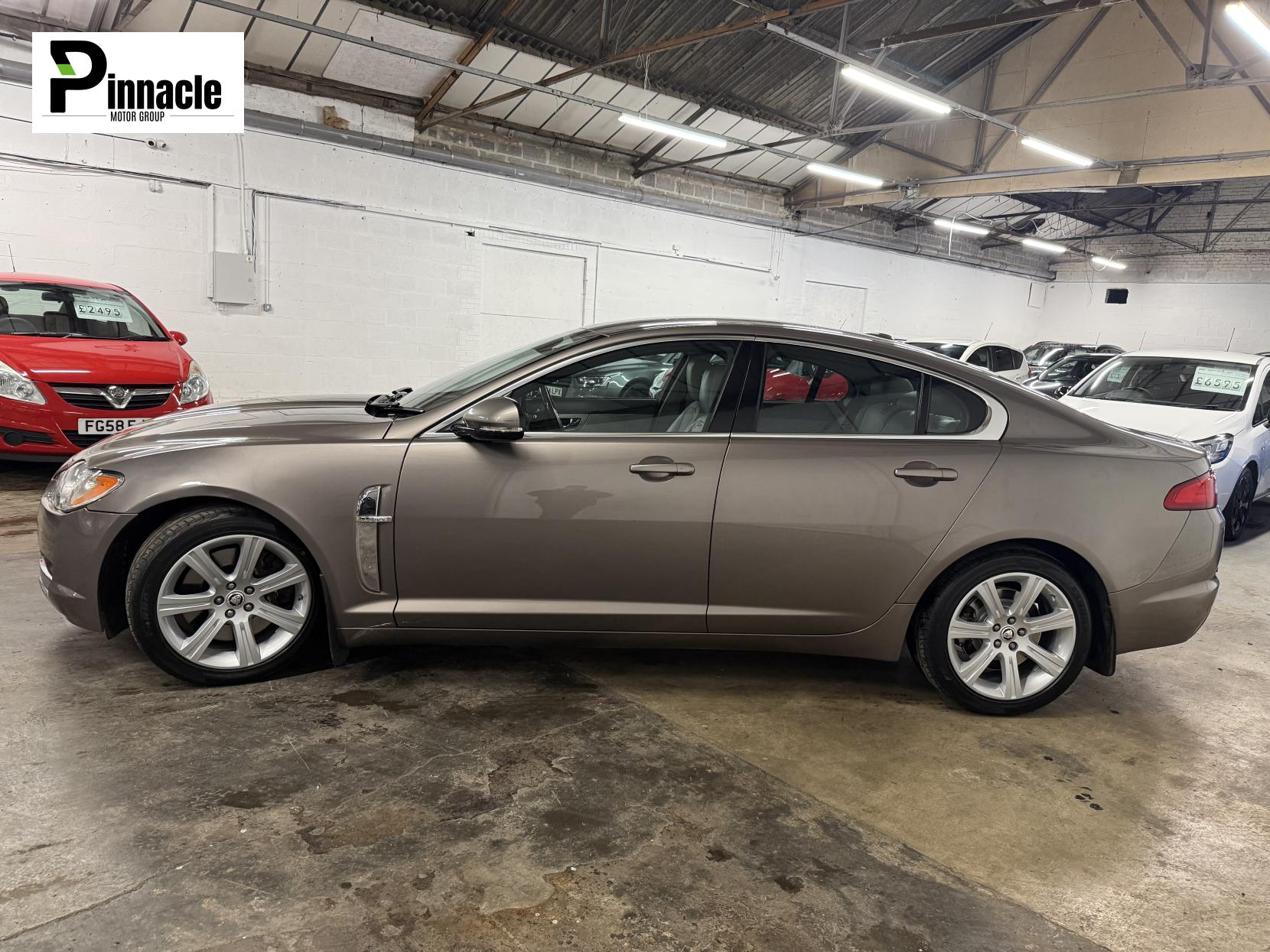 Jaguar XF 3.0d V6 Luxury Saloon 4dr Diesel Auto Euro 5 (240 ps)