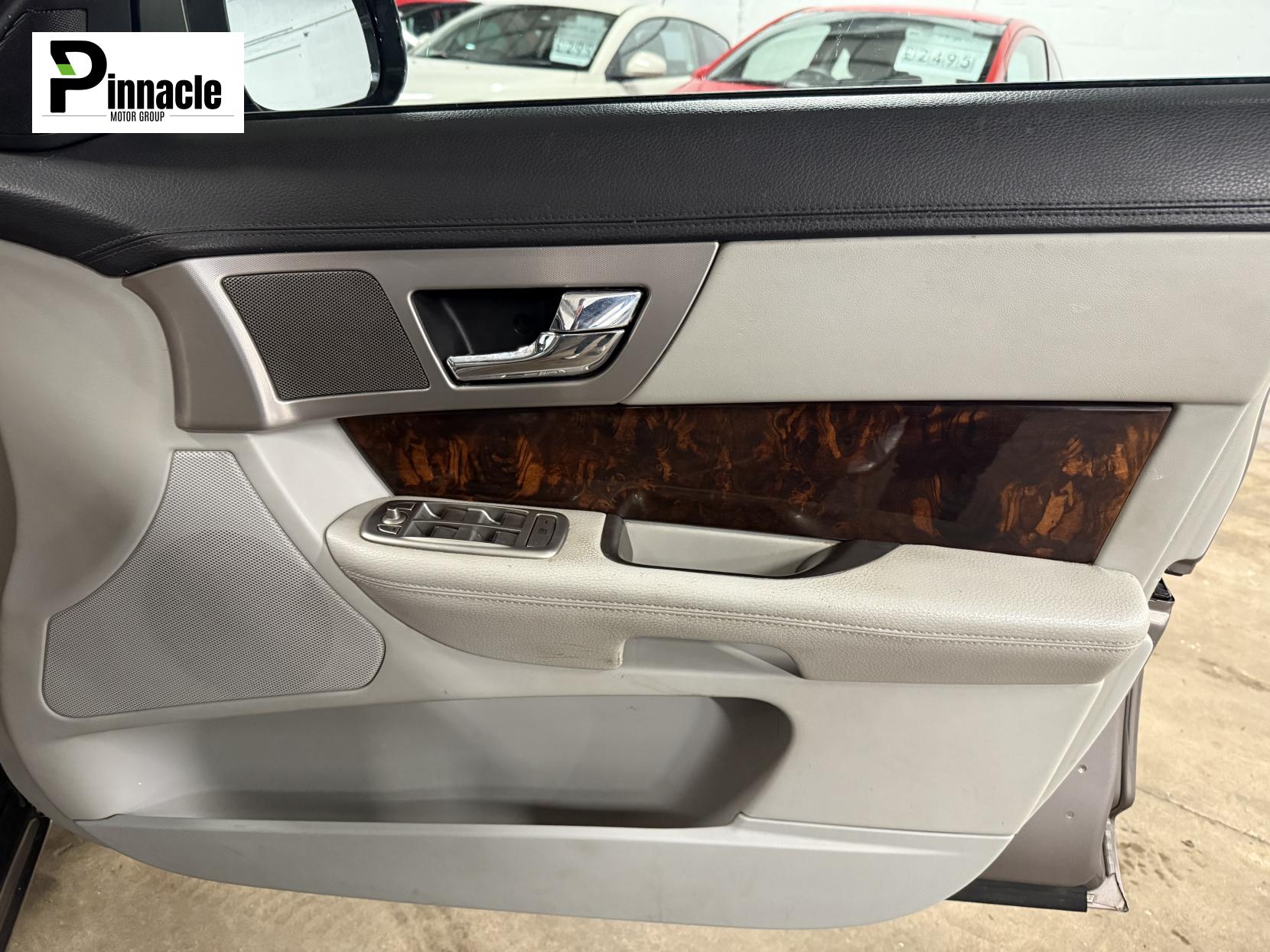 Jaguar XF 3.0d V6 Luxury Saloon 4dr Diesel Auto Euro 5 (240 ps)