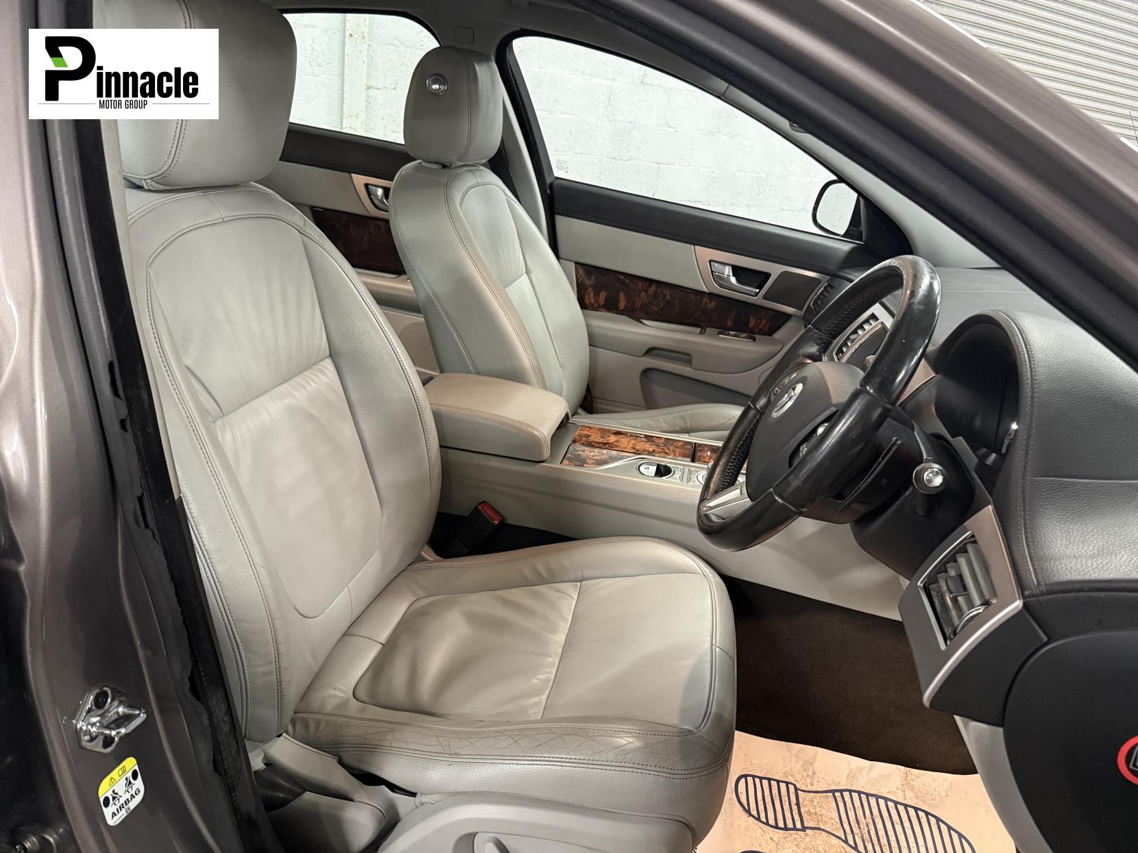 Jaguar XF 3.0d V6 Luxury Saloon 4dr Diesel Auto Euro 5 (240 ps)