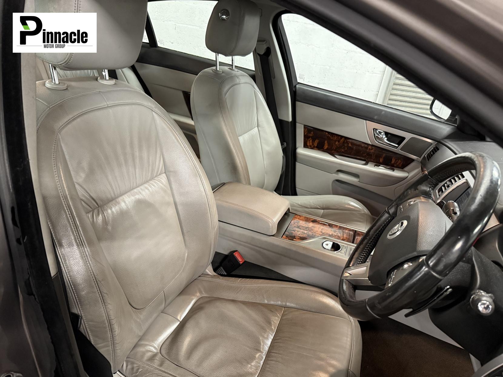 Jaguar XF 3.0d V6 Luxury Saloon 4dr Diesel Auto Euro 5 (240 ps)