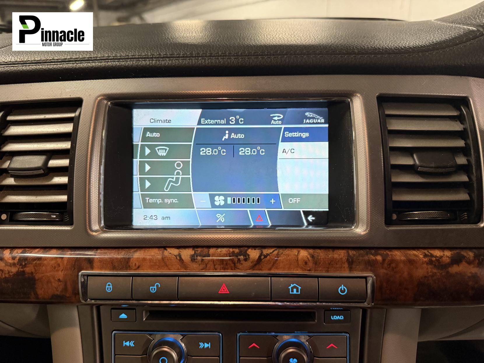 Jaguar XF 3.0d V6 Luxury Saloon 4dr Diesel Auto Euro 5 (240 ps)