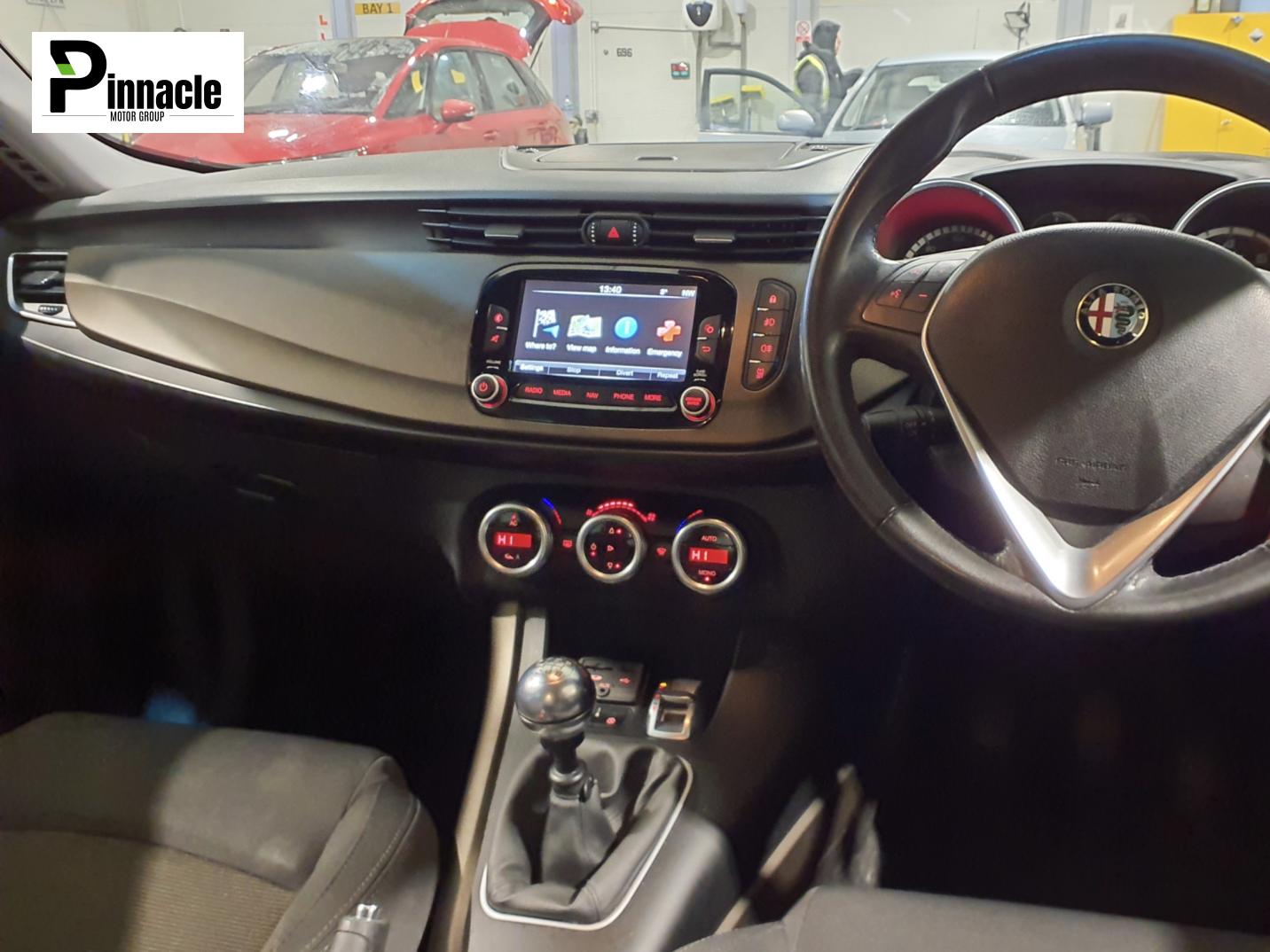 Alfa Romeo Giulietta 1.6 JTDM-2 Business Edition Hatchback 5dr Diesel Manual Euro 6 (s/s) (120 bhp)