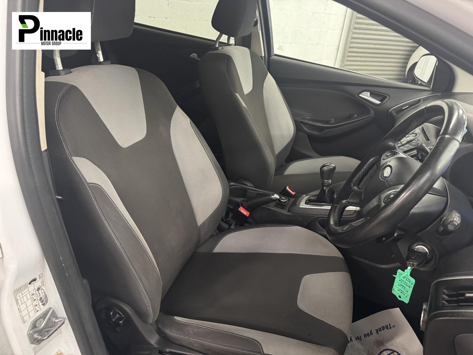 Ford Focus 1.6 Zetec Hatchback 5dr Petrol Manual Euro 5 (125 ps)