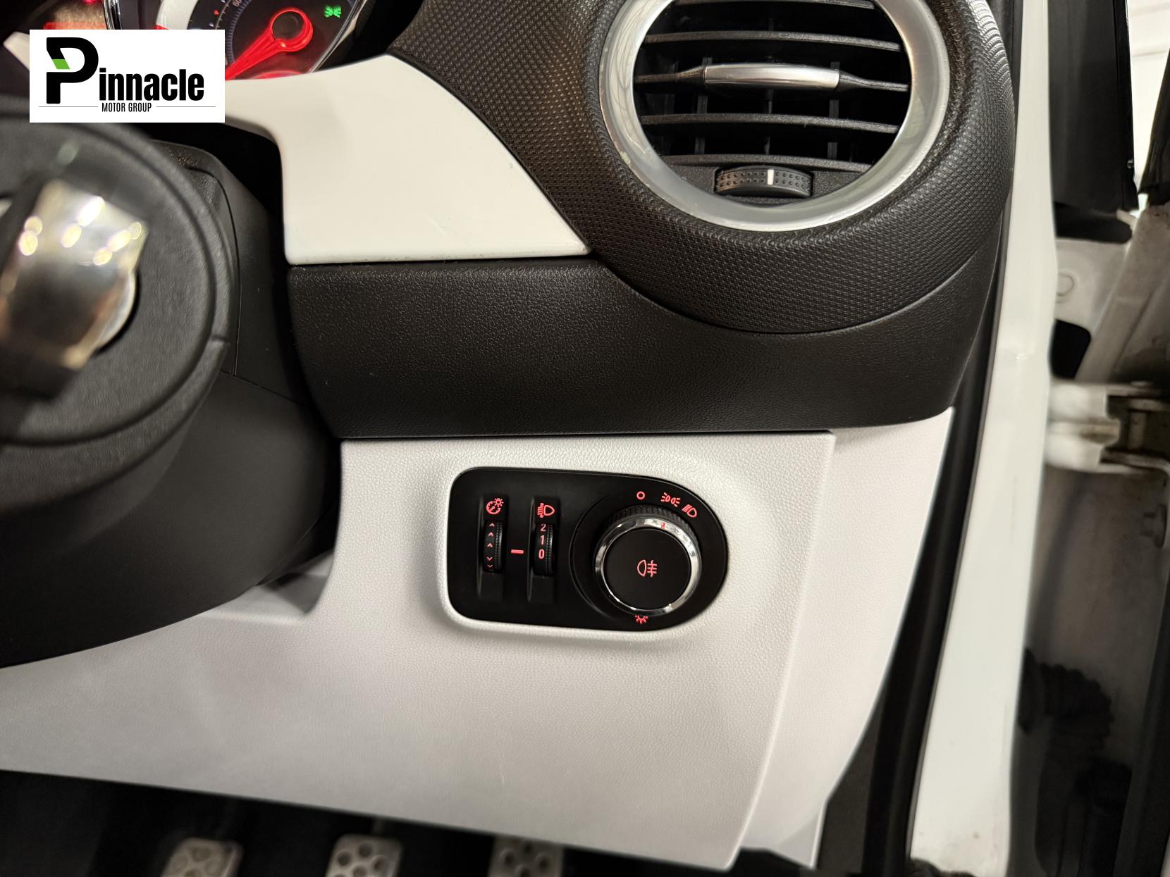 Vauxhall ADAM 1.4 16v White Edition Hatchback 3dr Petrol Manual Euro 5 (87 ps)