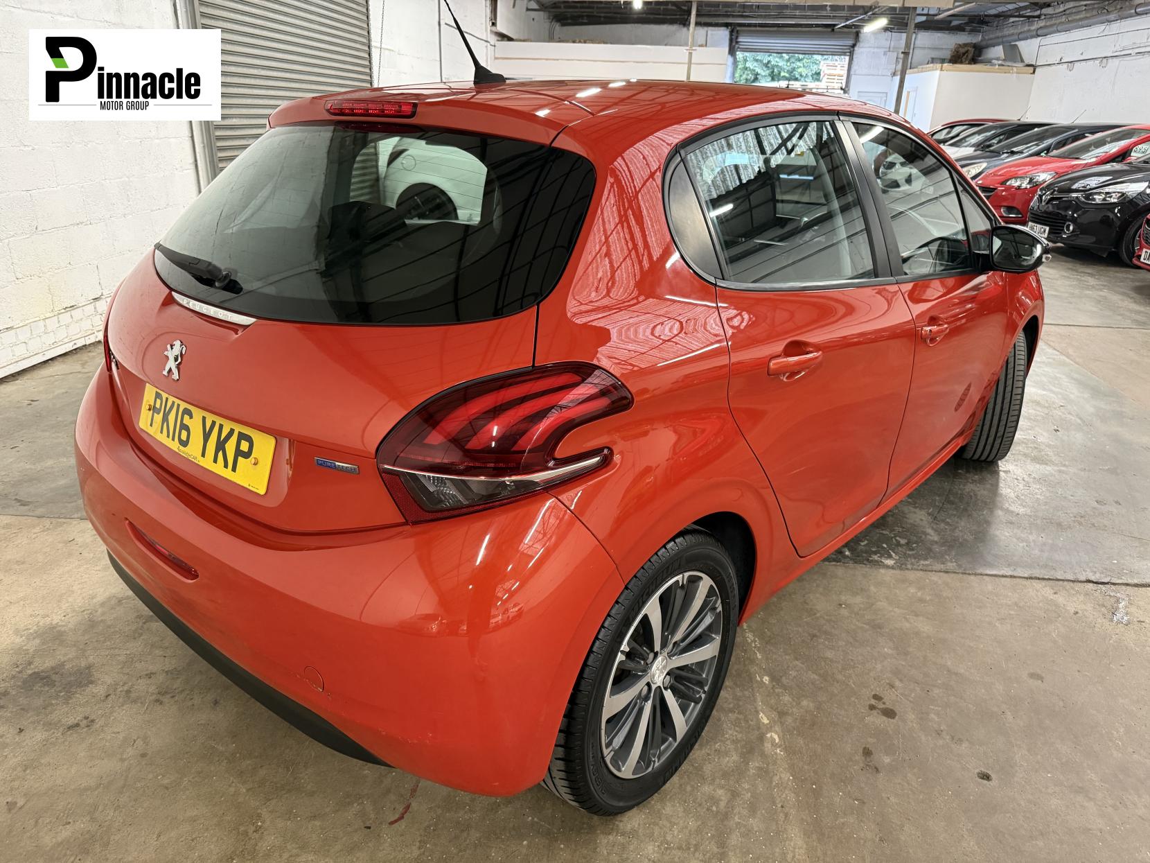 Peugeot 208 1.2 PureTech XS White Hatchback 5dr Petrol Manual Euro 6 (82 ps)