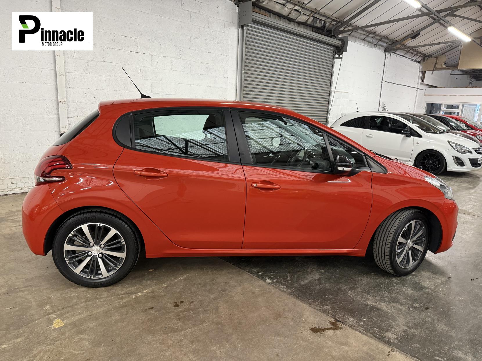 Peugeot 208 1.2 PureTech XS White Hatchback 5dr Petrol Manual Euro 6 (82 ps)