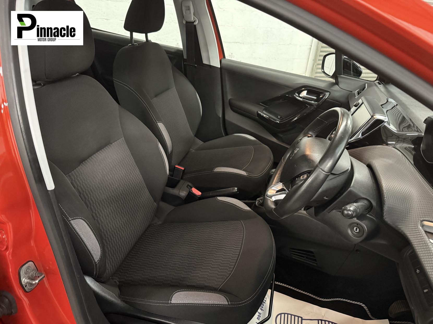 Peugeot 208 1.2 PureTech XS White Hatchback 5dr Petrol Manual Euro 6 (82 ps)